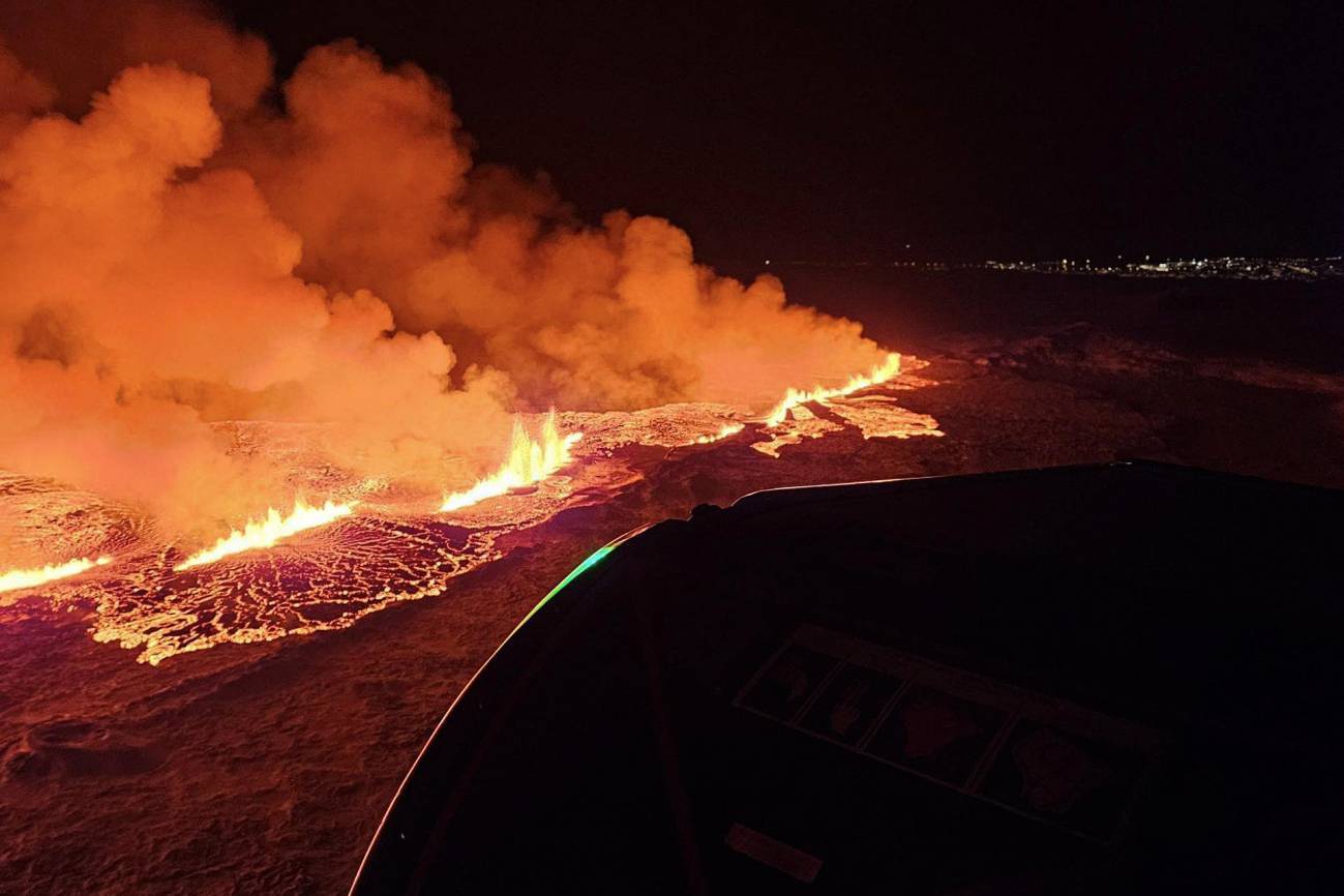 Fotografía cedida por Defensa Civil de Islandia donde se observa la erupción volcánica a unos 4 km al norte de Grindavík (Islandia)