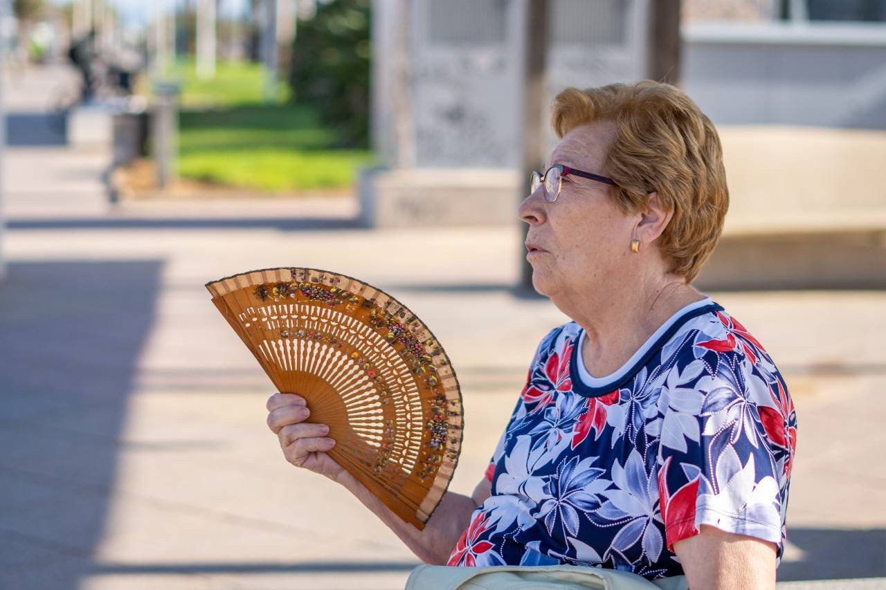 mujer mayor con un abanico