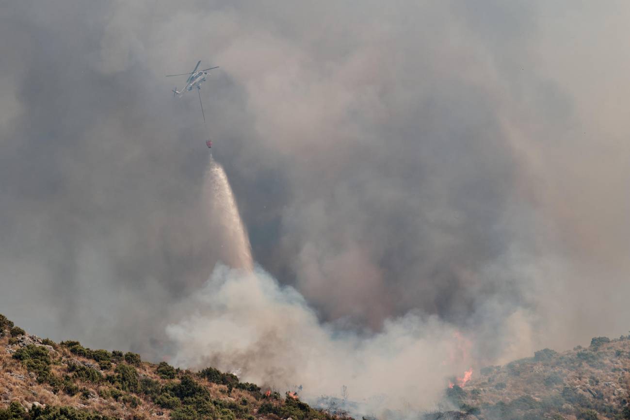 En la imagen de archivo, aeronaves del servicio de Bomberos trabajan en la extinción de un incendio en Málaga (España). / EFE/Gregorio Marrero
