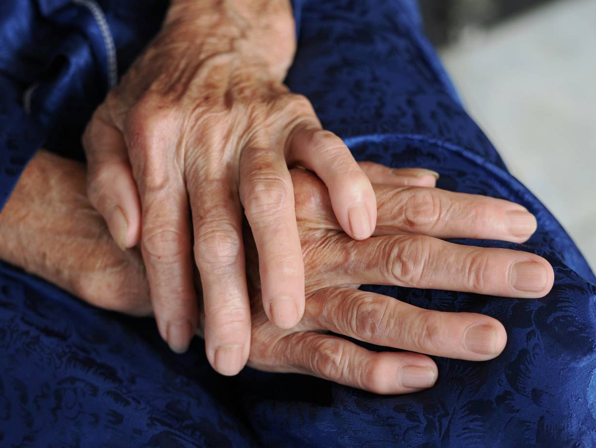 manos de persona mayor