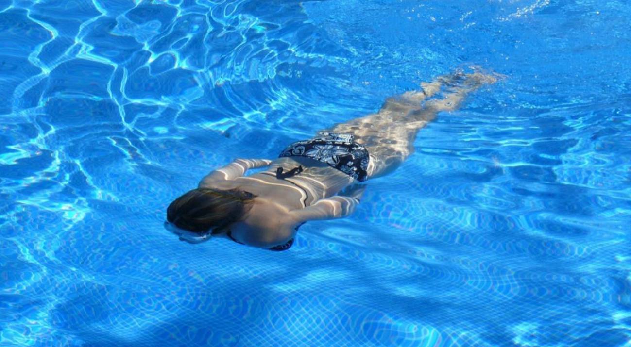 Esto es lo que sabemos sobre la transmisión del coronavirus en piscinas y playas
