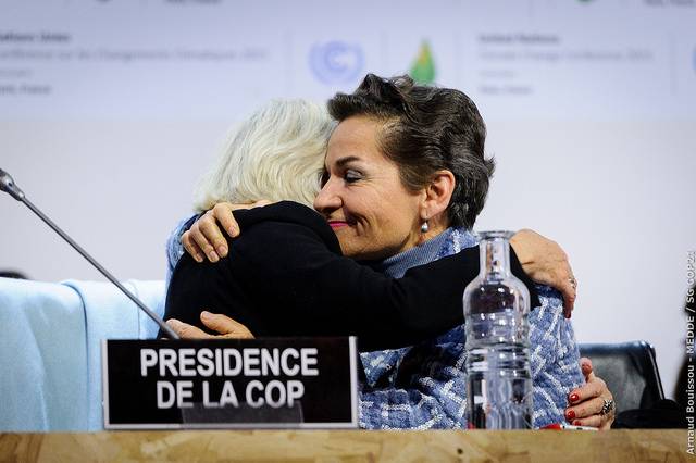 Christiana Figueres se da un abrazo con Laurence Tubiana