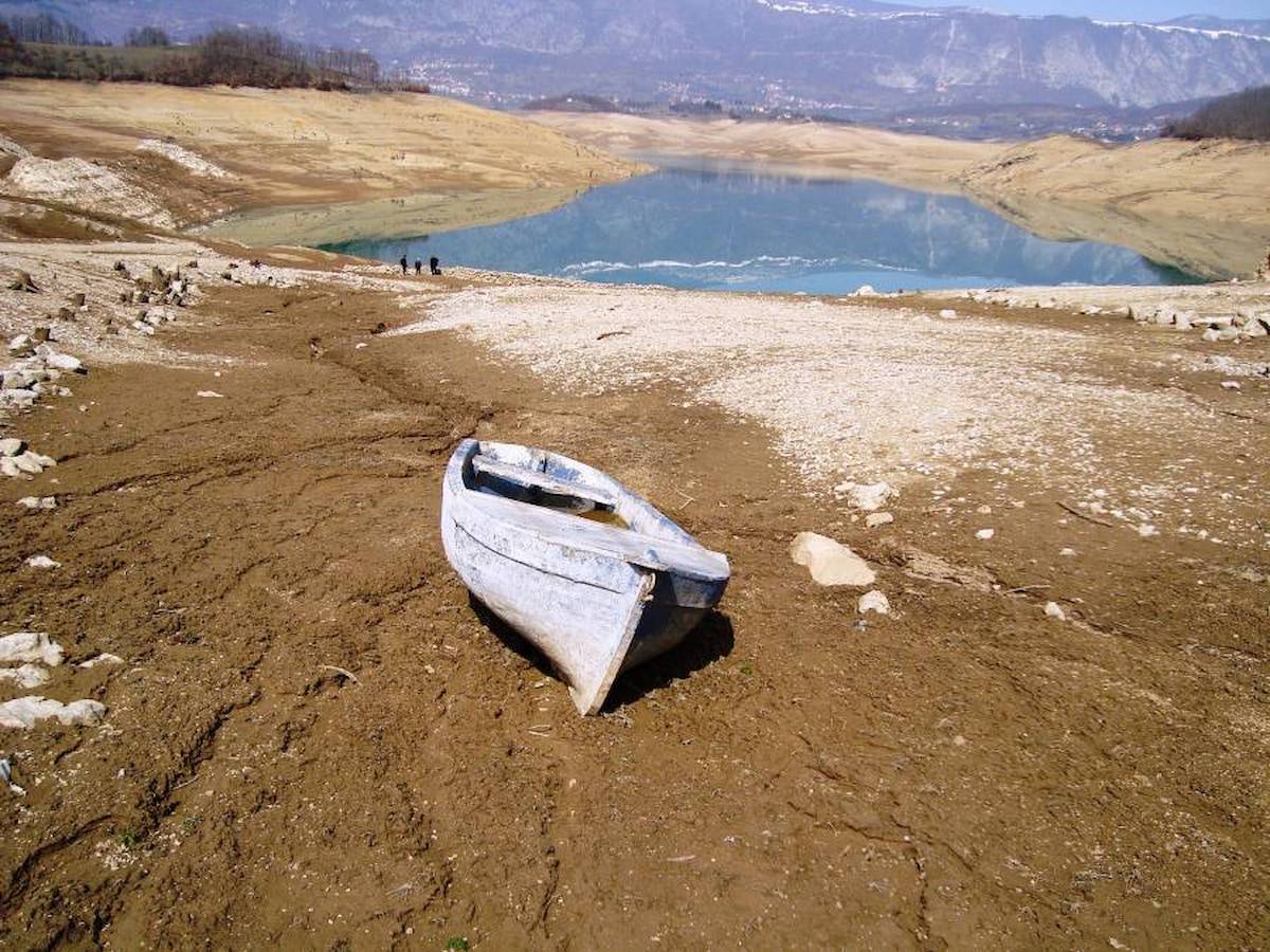 Barca en una zona de sequía