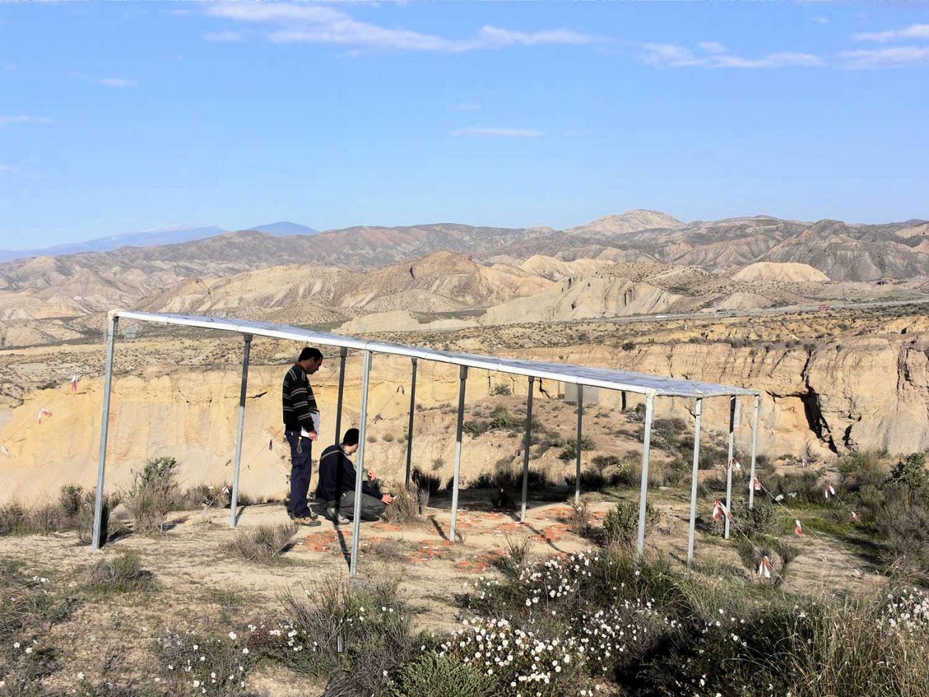 Parte del equipo de investigación junto a una de las zonas áridas analizadas para el proyecto / Fundación Descubre