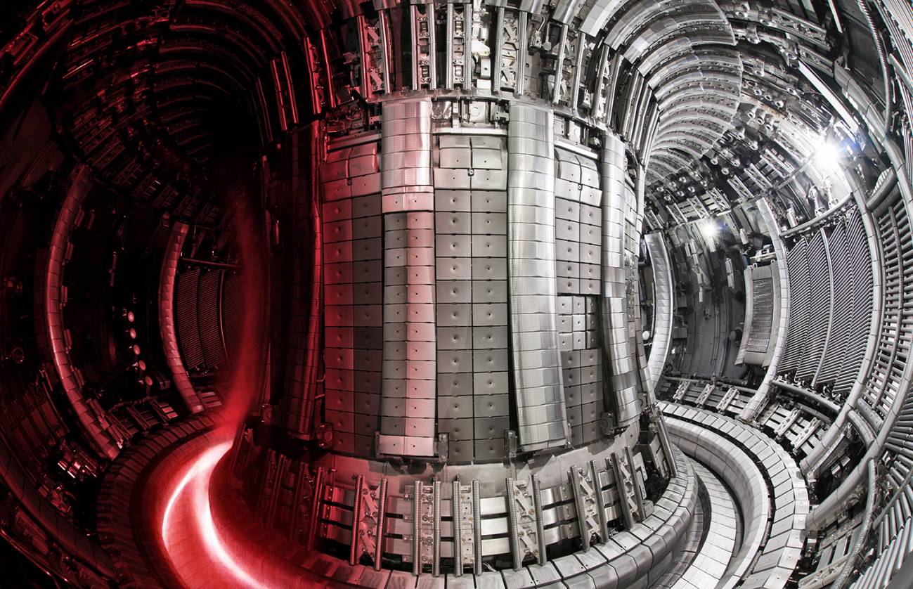Interior deL Joint European Torus (JET) con el plasma superpuesto