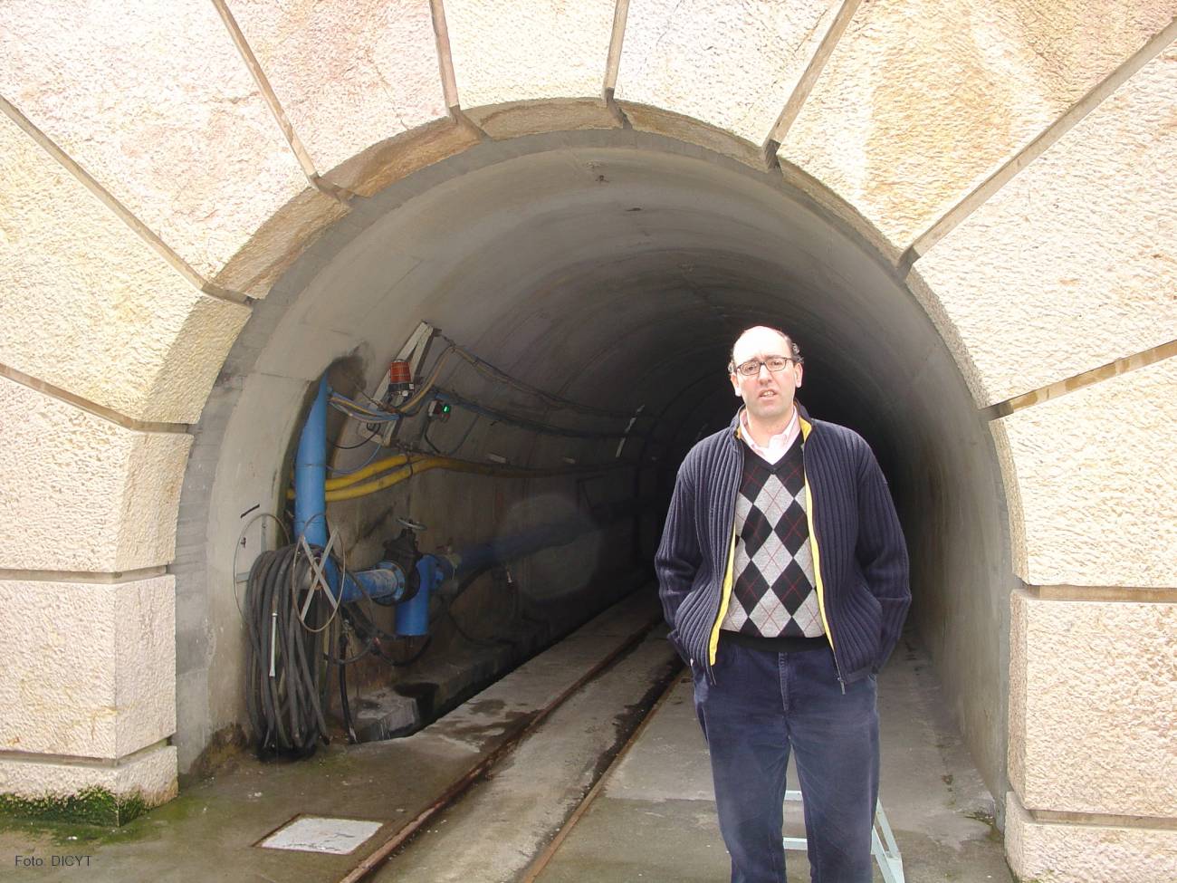 El director de la Fundación Santa Bárbara, Eliseo López, junto a la entrada de la mina-escuela del Bierzo.