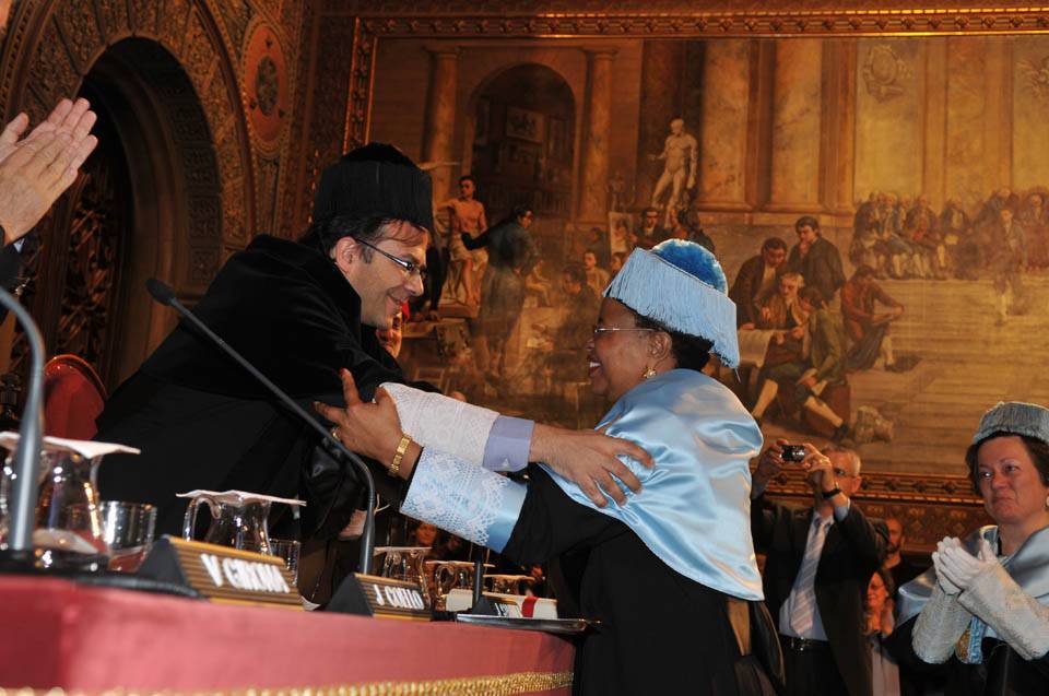 Graça Machel, investida doctor honoris causa en la Universidad de Barcelona