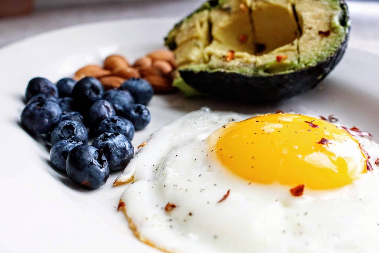 Desayuno con huevos y aguacate