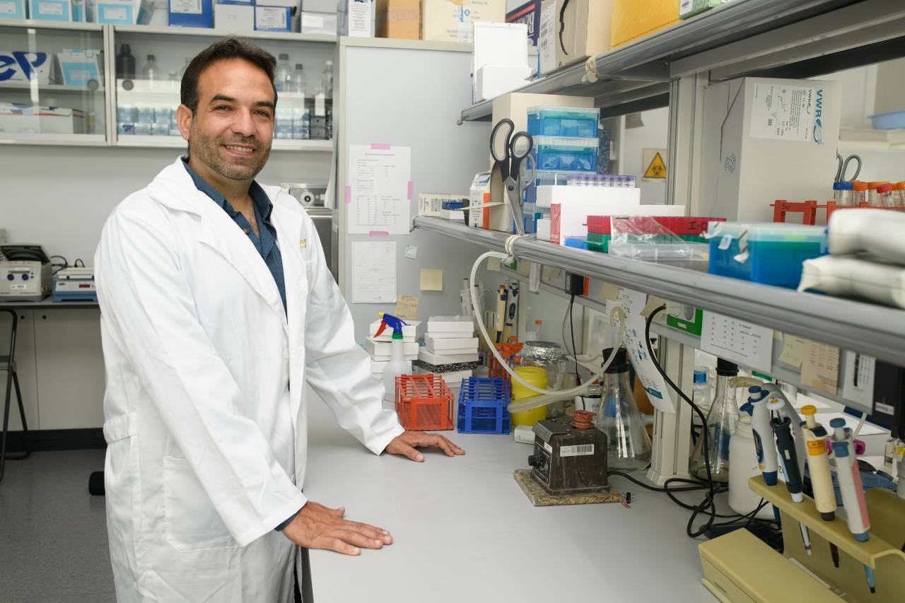 Vicente Pérez-García en los laboratorios del CIPF