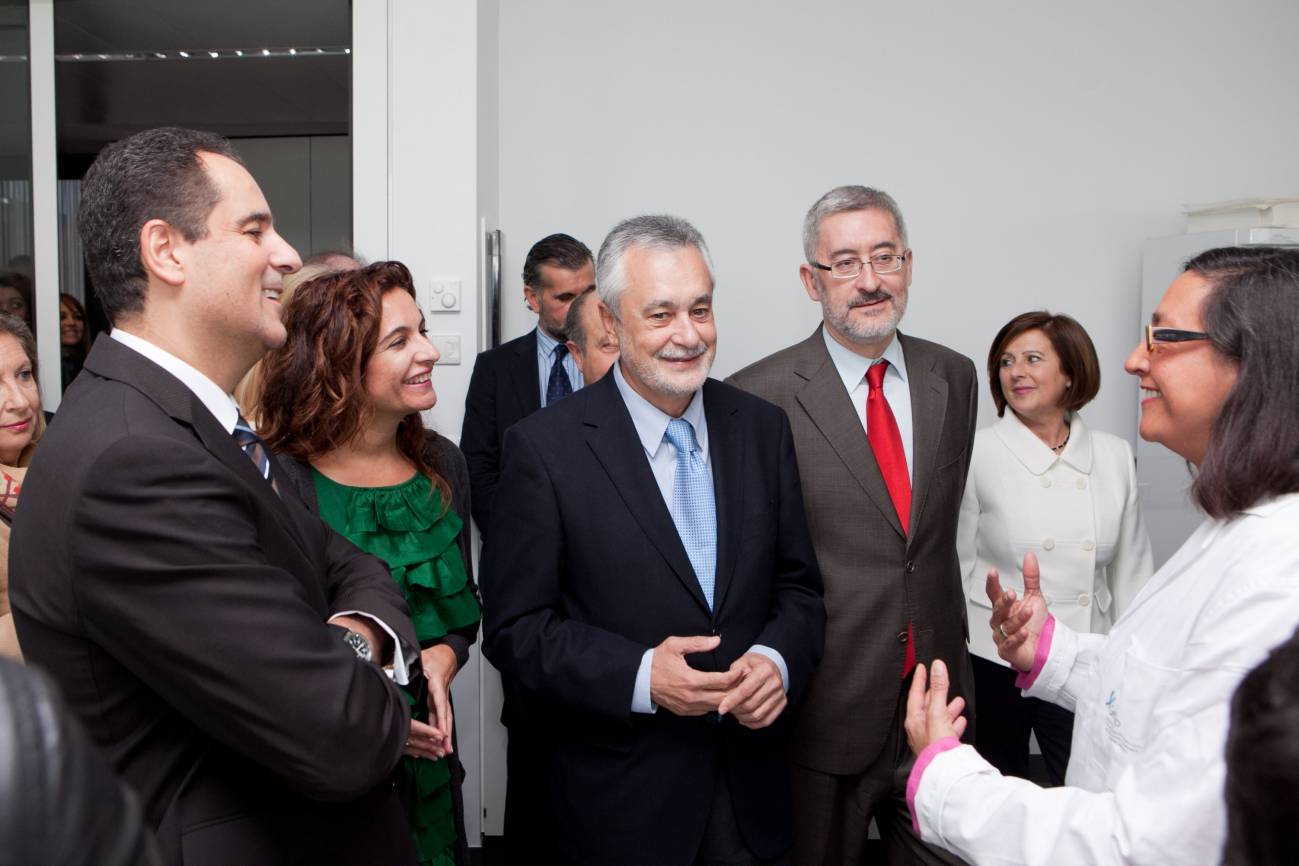 El director científico del centro, José Antonio Lorente, la consejera de Salud, Mª Jesús Montero, el presidente de la Junta de Andalucía, José Antonio Griñán, el consejero de Economía, Innovación y Ciencia, Antonio Ávila, , y la investigadora principal docente, Marta Alarcón Riquelme