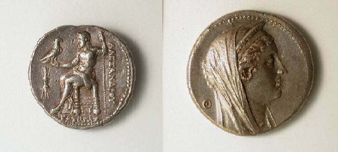 Investigadores españoles analizan monedas de plata de los reinos ptolemaicos