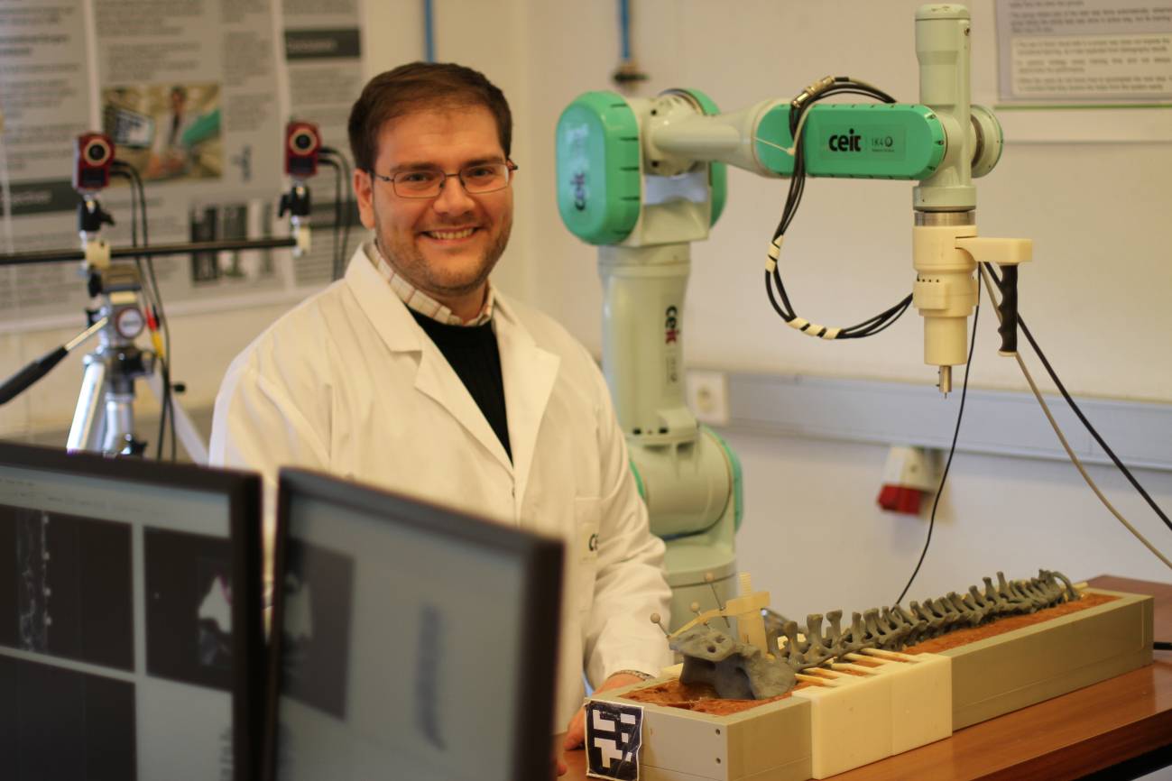Investigadores vascos desarrollan un robot para operaciones de columna vertebral  