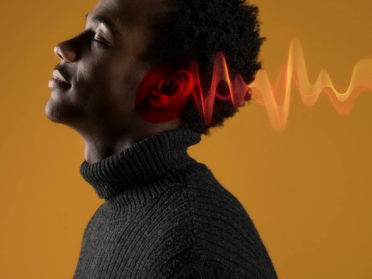 Persona escucha música