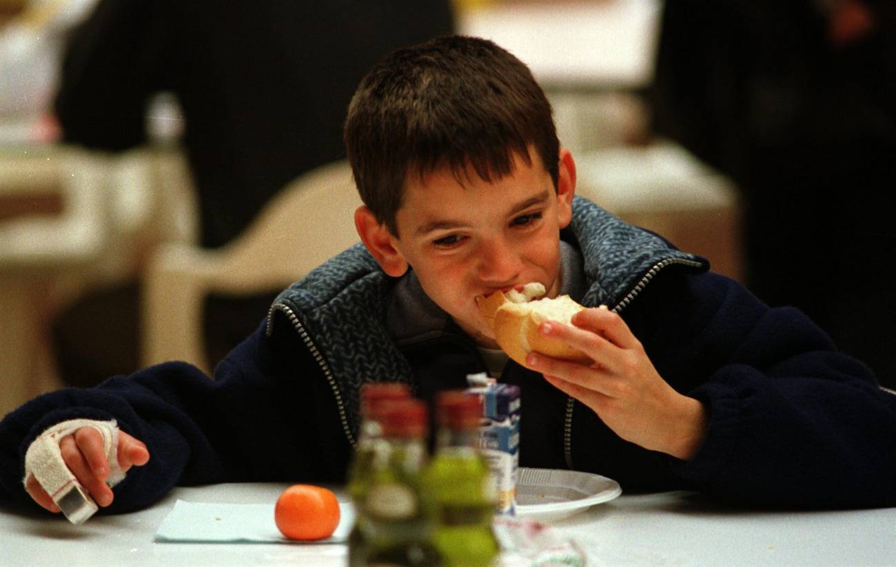 Un niño desayuna pan con aceite