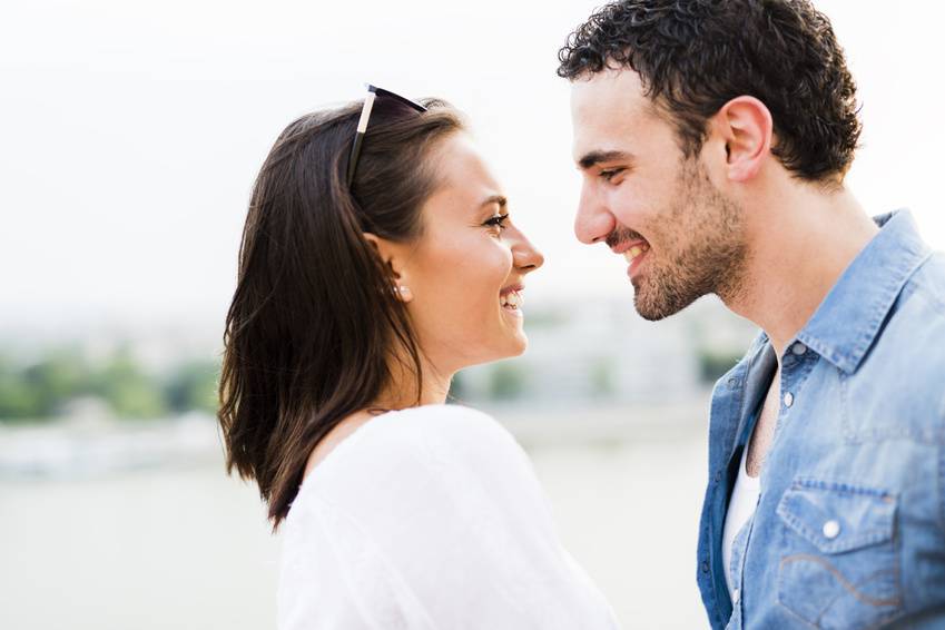 Una pareja se mira sonriente