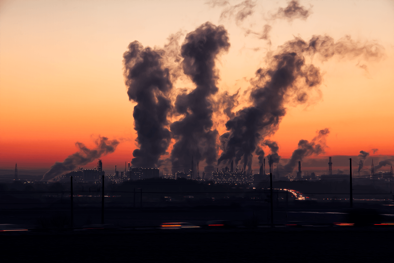 industria contaminante al atardecer