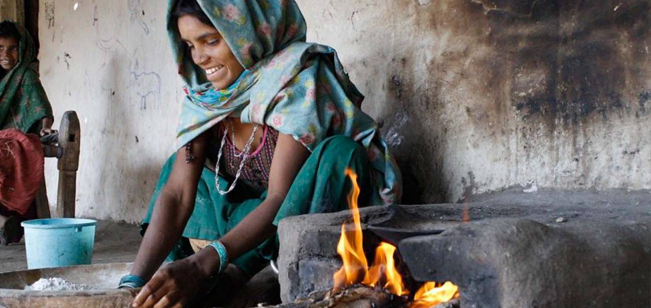 mujer india en la cocina