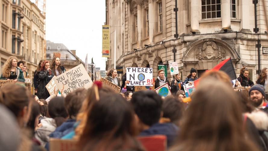menores protestando contra el cambio climático