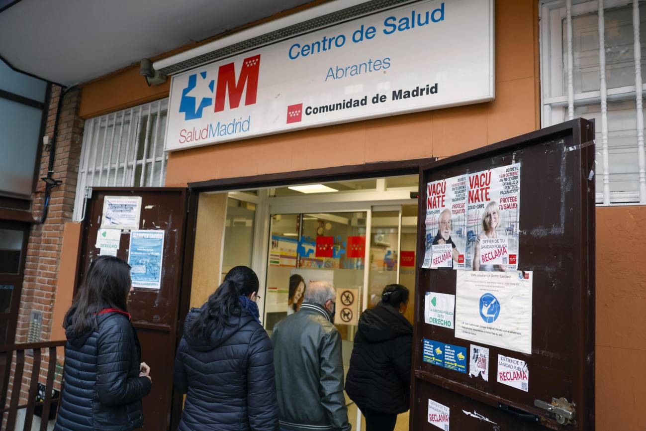 personas en el médico