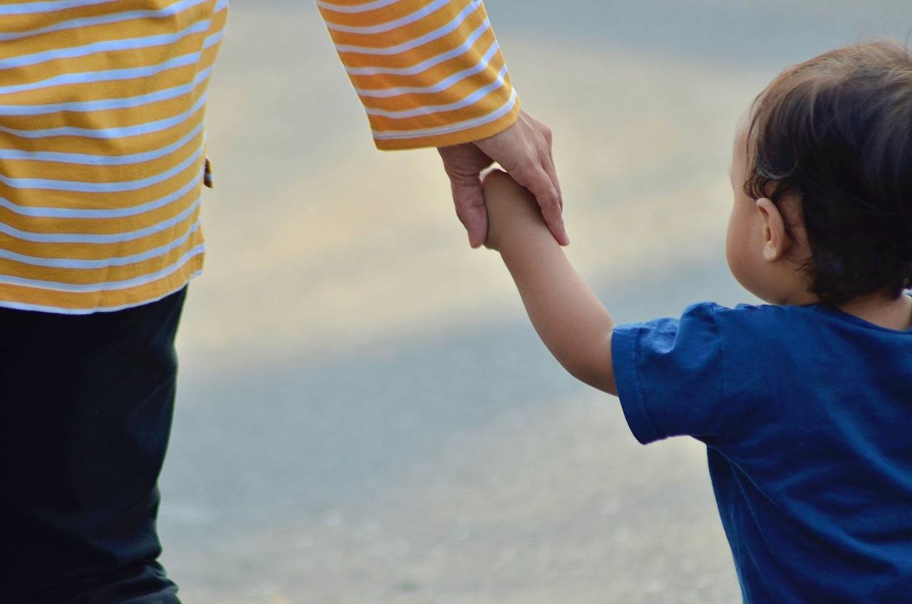 madre con bebé de la mano