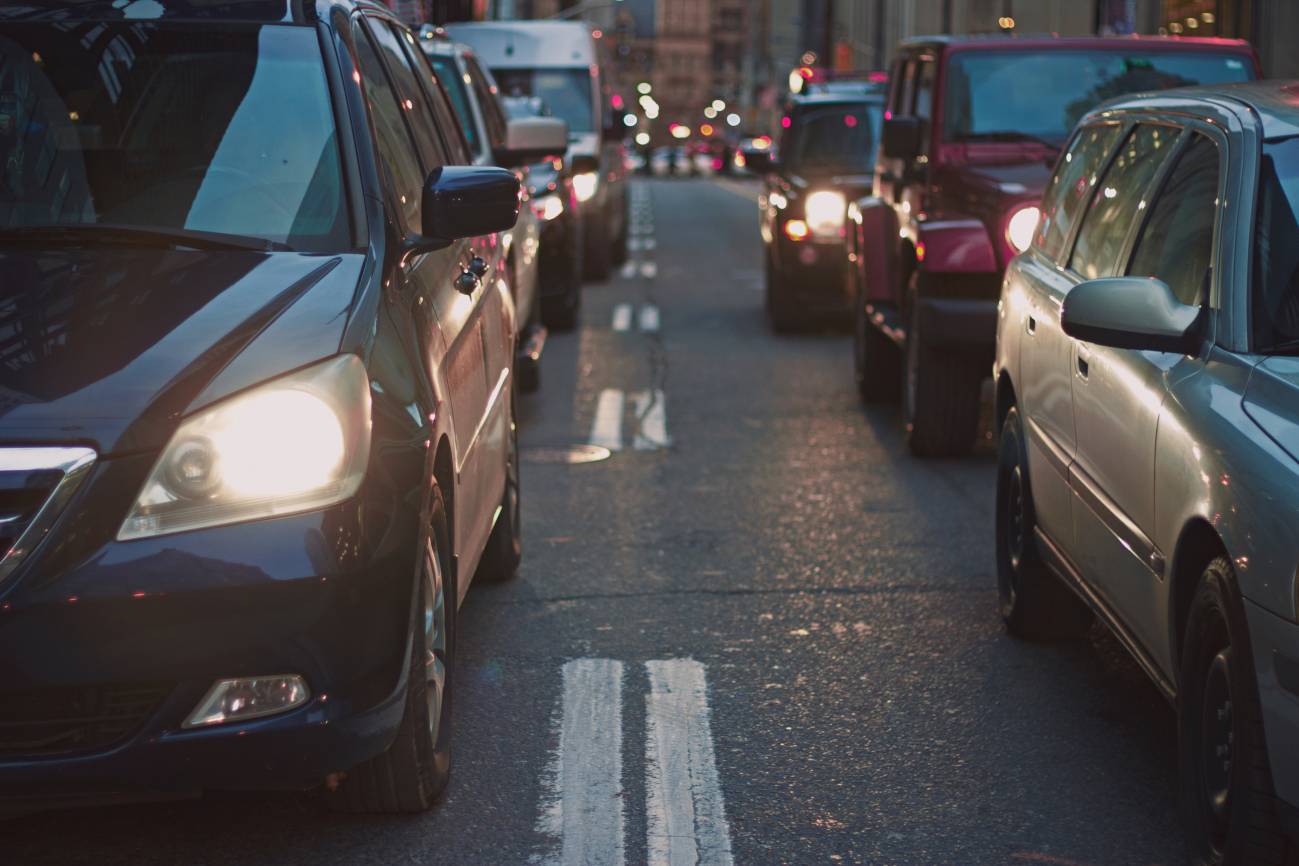 coches en un atasco