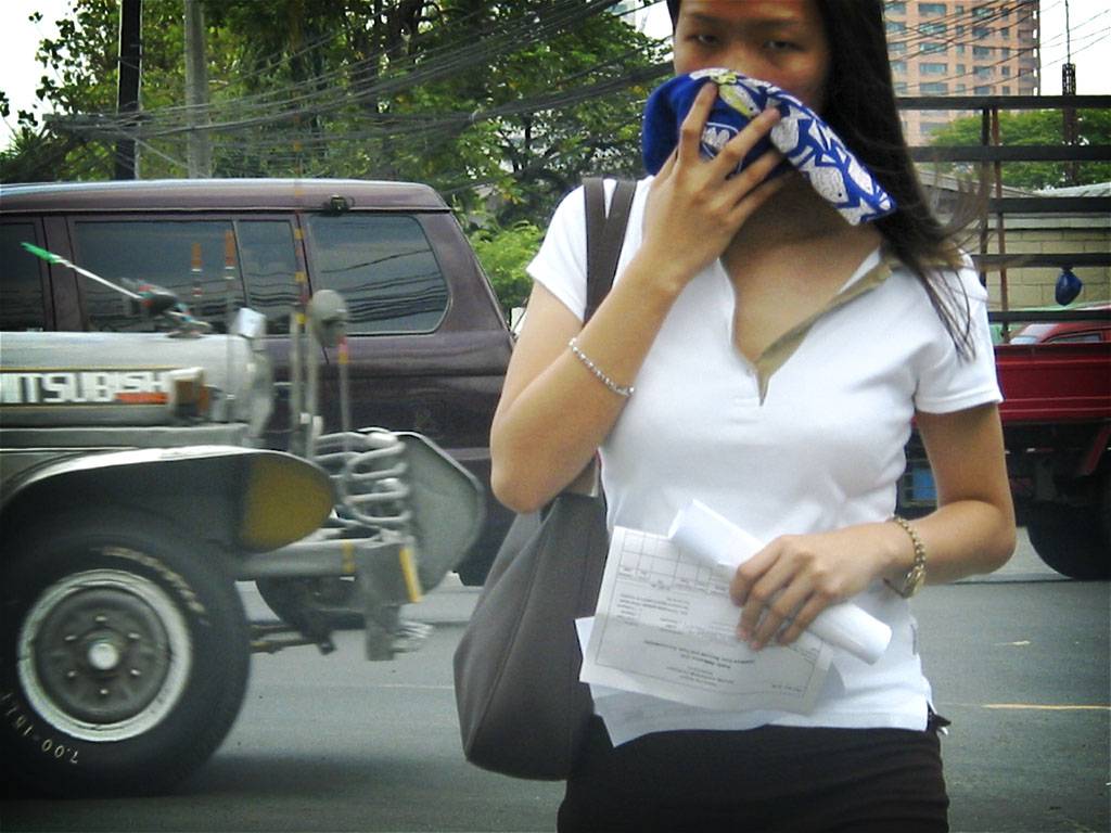 mujer paseando por una ciudad contaminada