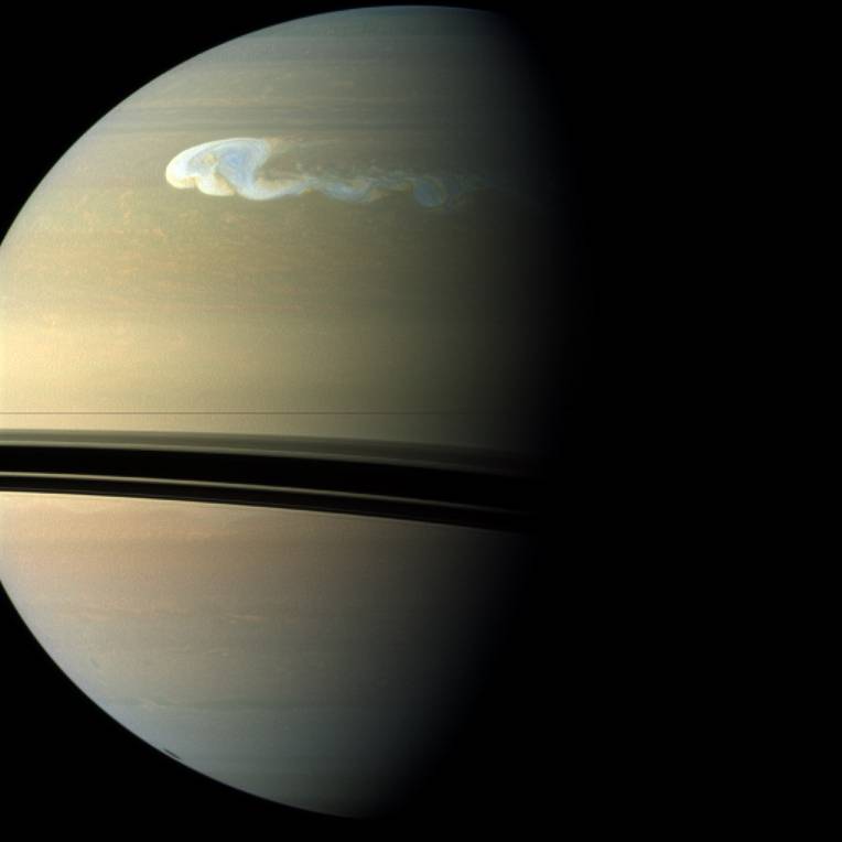 La gran tormenta blanca de Saturno llega antes de lo esperado