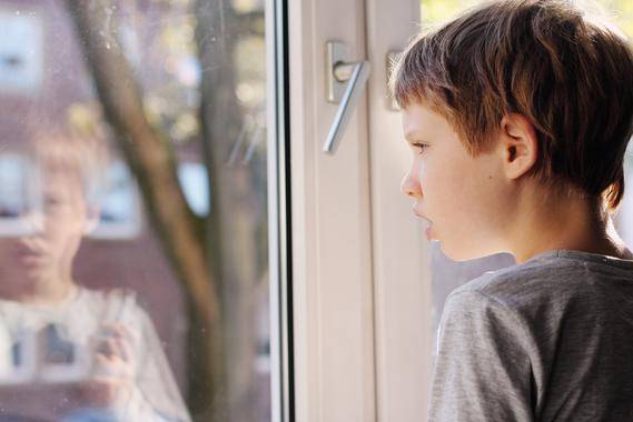 Niño en una ventana