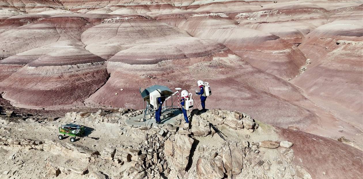 Imagen de tres de las investigadoras de Hypatia II en una salida extravehicular (EVA) / Hypatia Mars