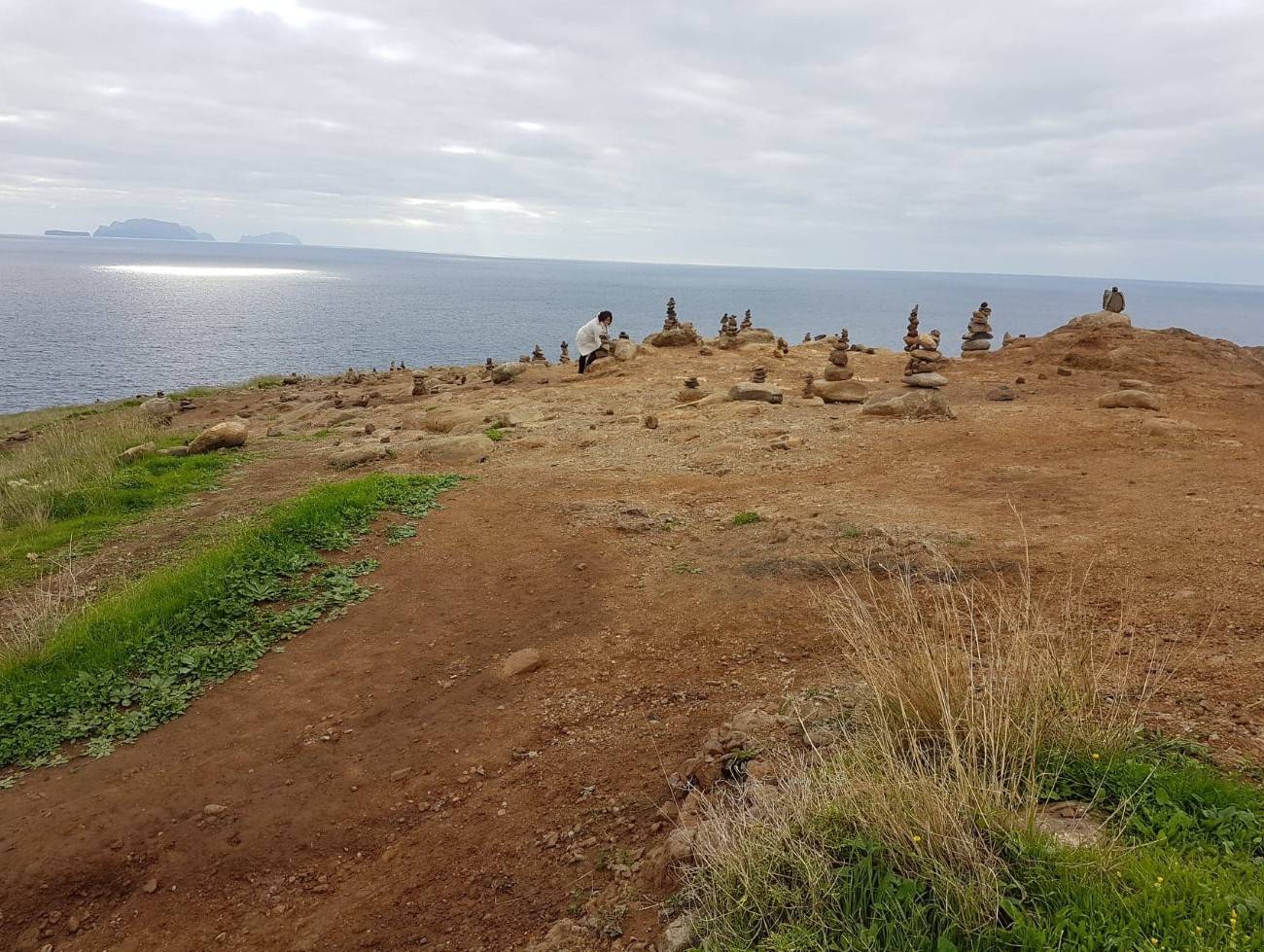La moda de apilar piedras perjudica a especies de flora y fauna 