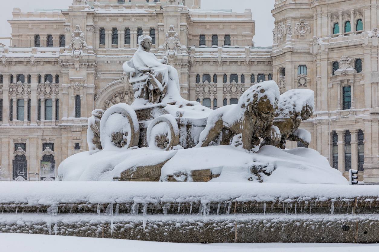 Imagen de la fuente de Cibeles nevada. / iStock