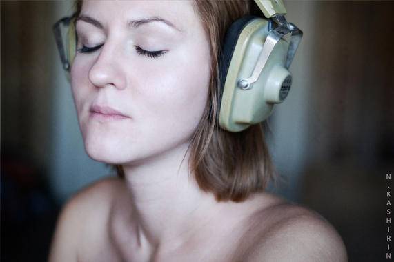 Mujer escuchando música