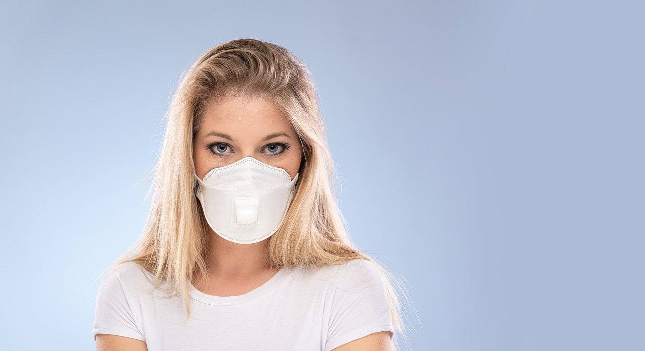 mujer con mascarilla