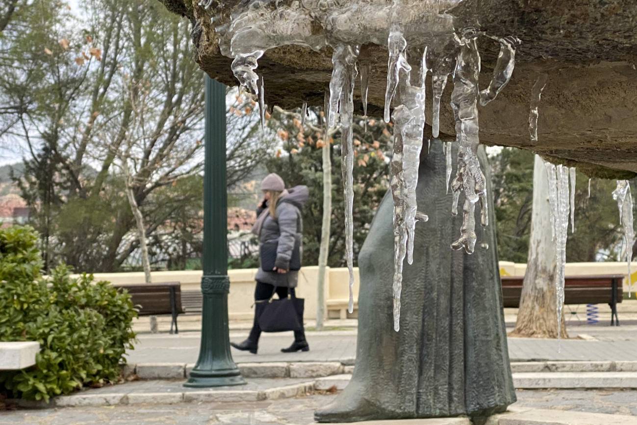 Carámbanos en una fuente de un parque de Teruel debido a las bajas temperaturas invernales