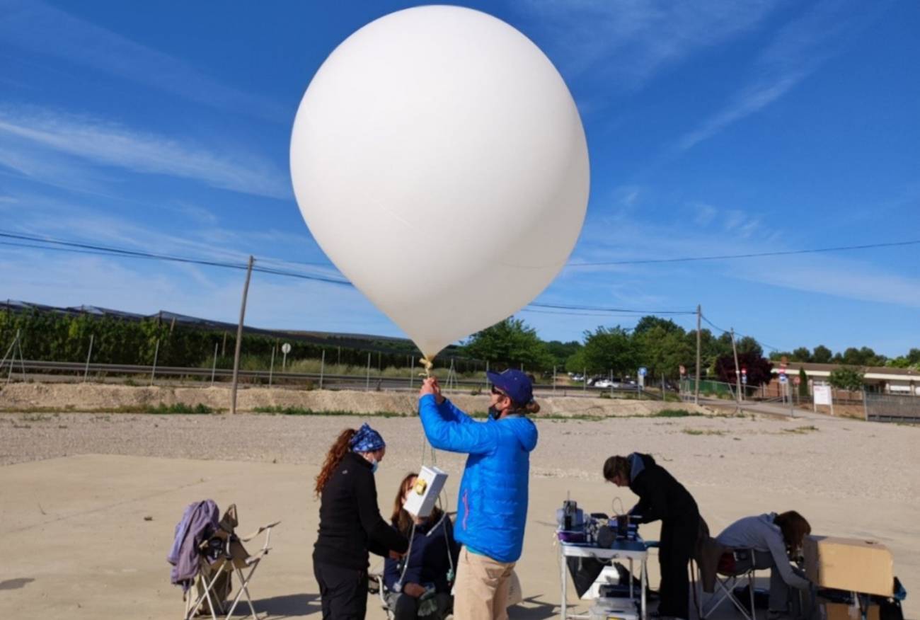 El equipo científico del IDAEA-CSIC prepara el globo aerostático para analizar aerosoles orgánicos