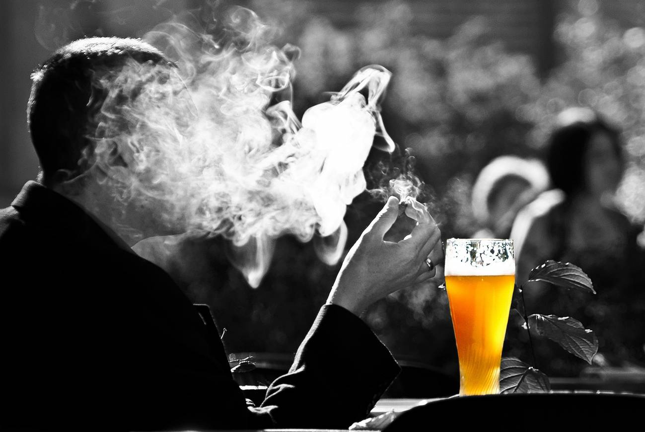 Hombre fumando en una terraza