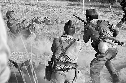 Tiroteo durante la Guerra Civil. Foto en blanco y negro.