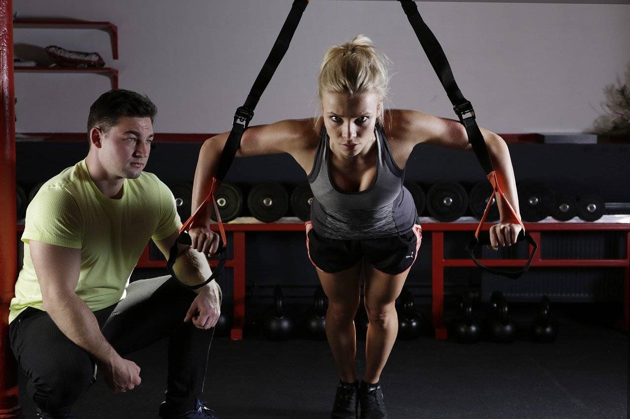 mujer y hombre en el gimnasio
