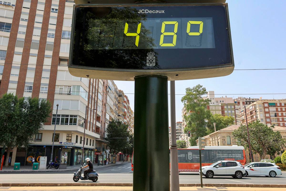 Un termómetro marca 48 grados este lunes en Murcia