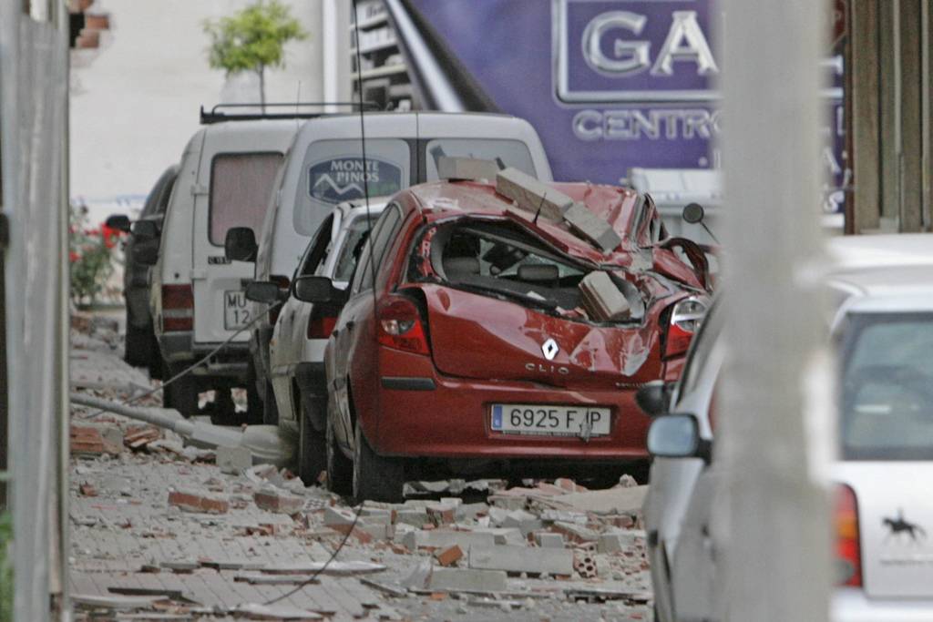Maga geológico de la zona de cizalla de Trans-Alboran. FC: Falla de Carboneras. FP: Falla de Palomares. FAM: Falla de Alama de Murcia. En rojo se encuentran indicados los principales terremotos registrados y su magnitud. Modificado de Gracia et al. (2006).