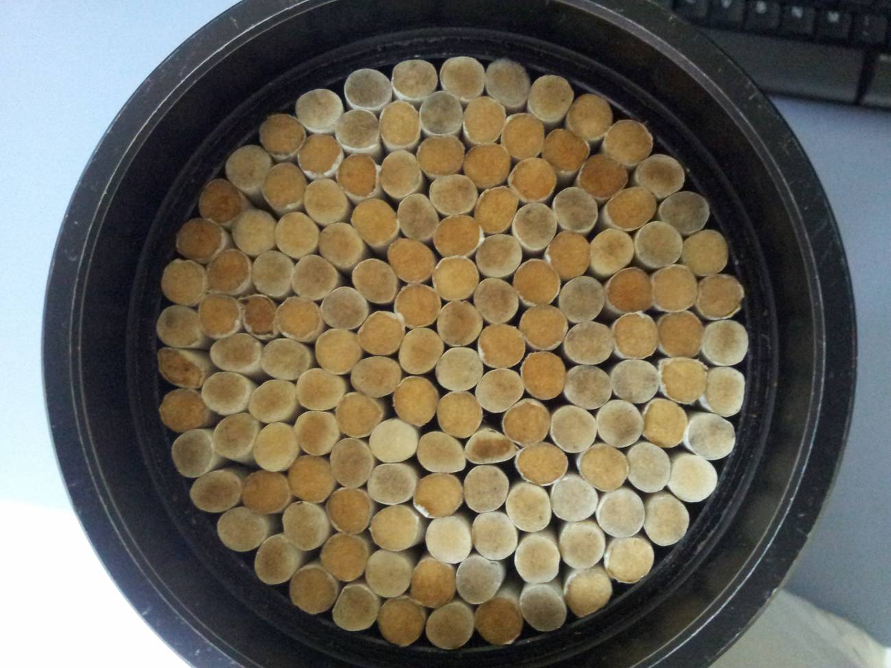 Las colillas de cigarrillos, posible nuevo material absorbente del sonido