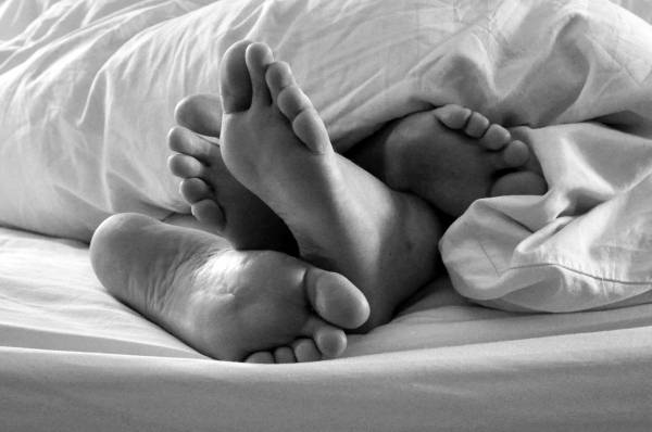dos personas en una cama