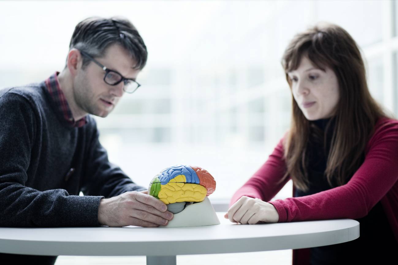Las personas mayores dominan más vocabulario en español que las jóvenes