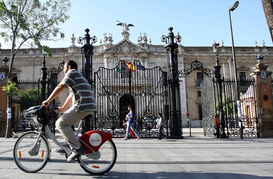 Bicicleta frente al Rectorado de la Universidad de Sevilla