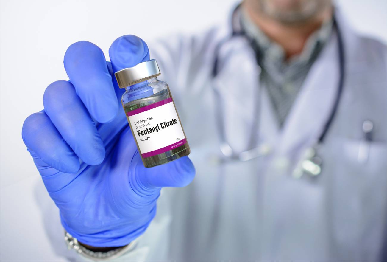 Una persona muestra un vial de fentanilo. 