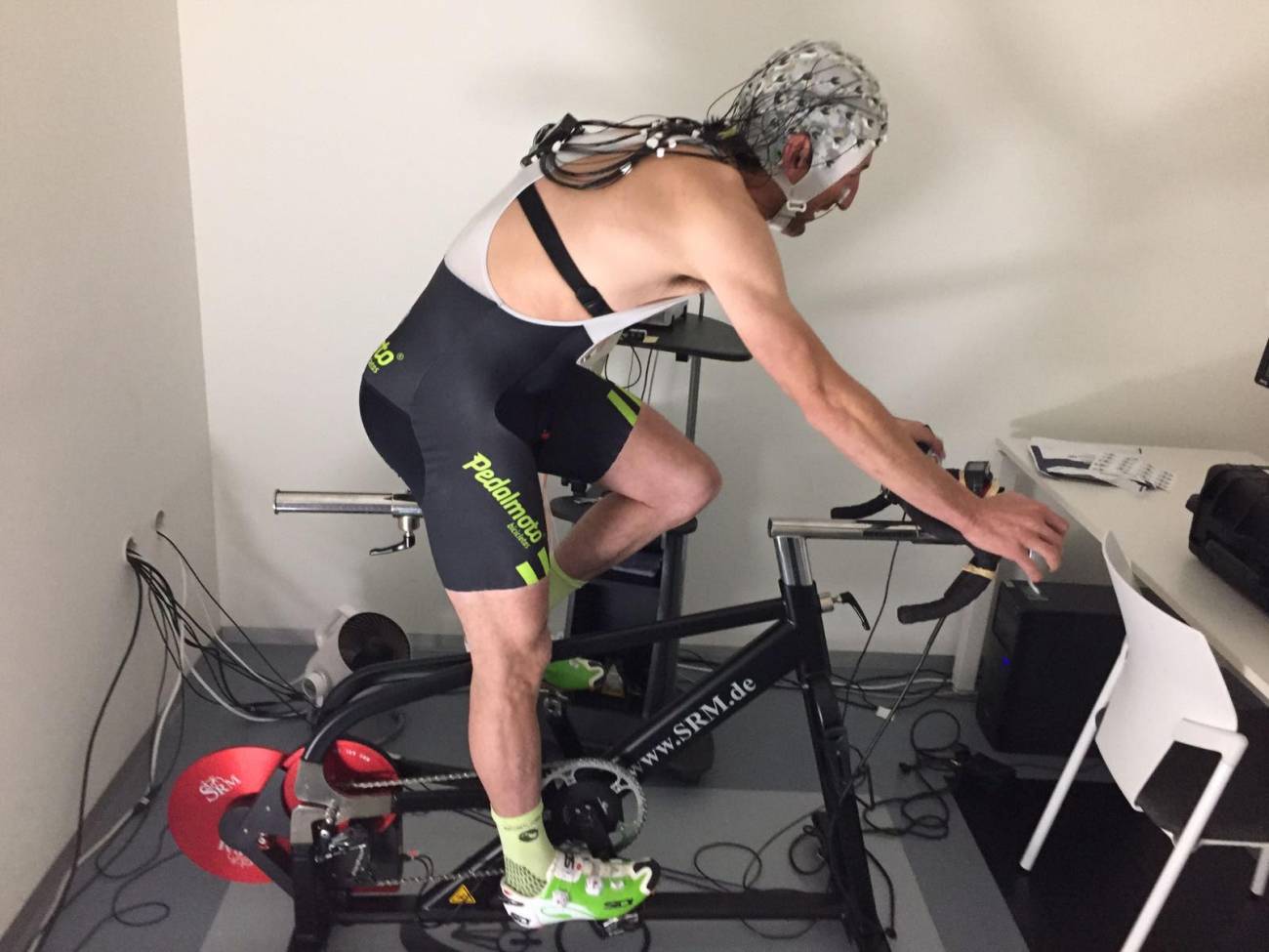 Participante en un estudio sobre la influencia de la estimulación cerebral en el rendimiento deportivo.