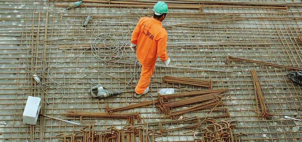 hombre trabajando en una obra