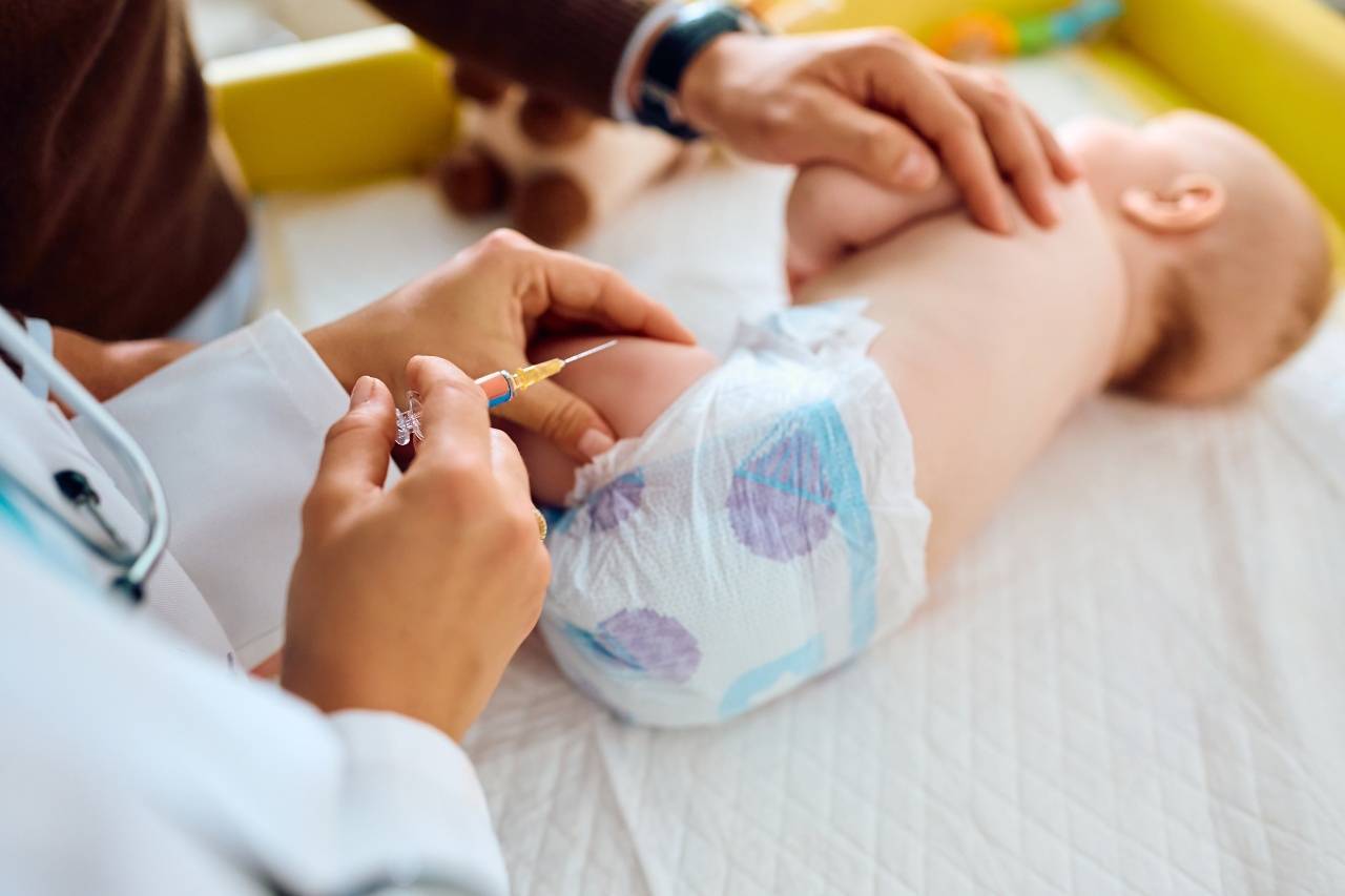 Las vacunas contra el virus respiratorio sincitial protegen a lactantes y adultos mayores