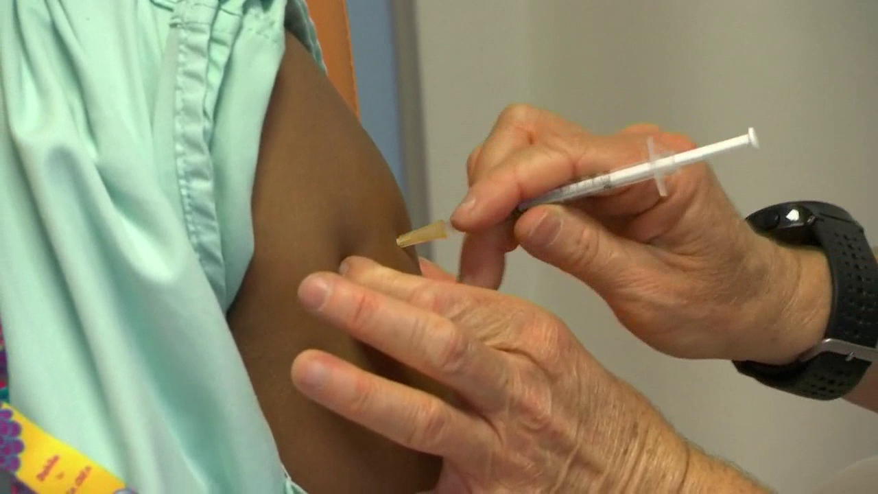 Las vacunas de Pfizer y Moderna son efectivas para prevenir contagios, según los CDC