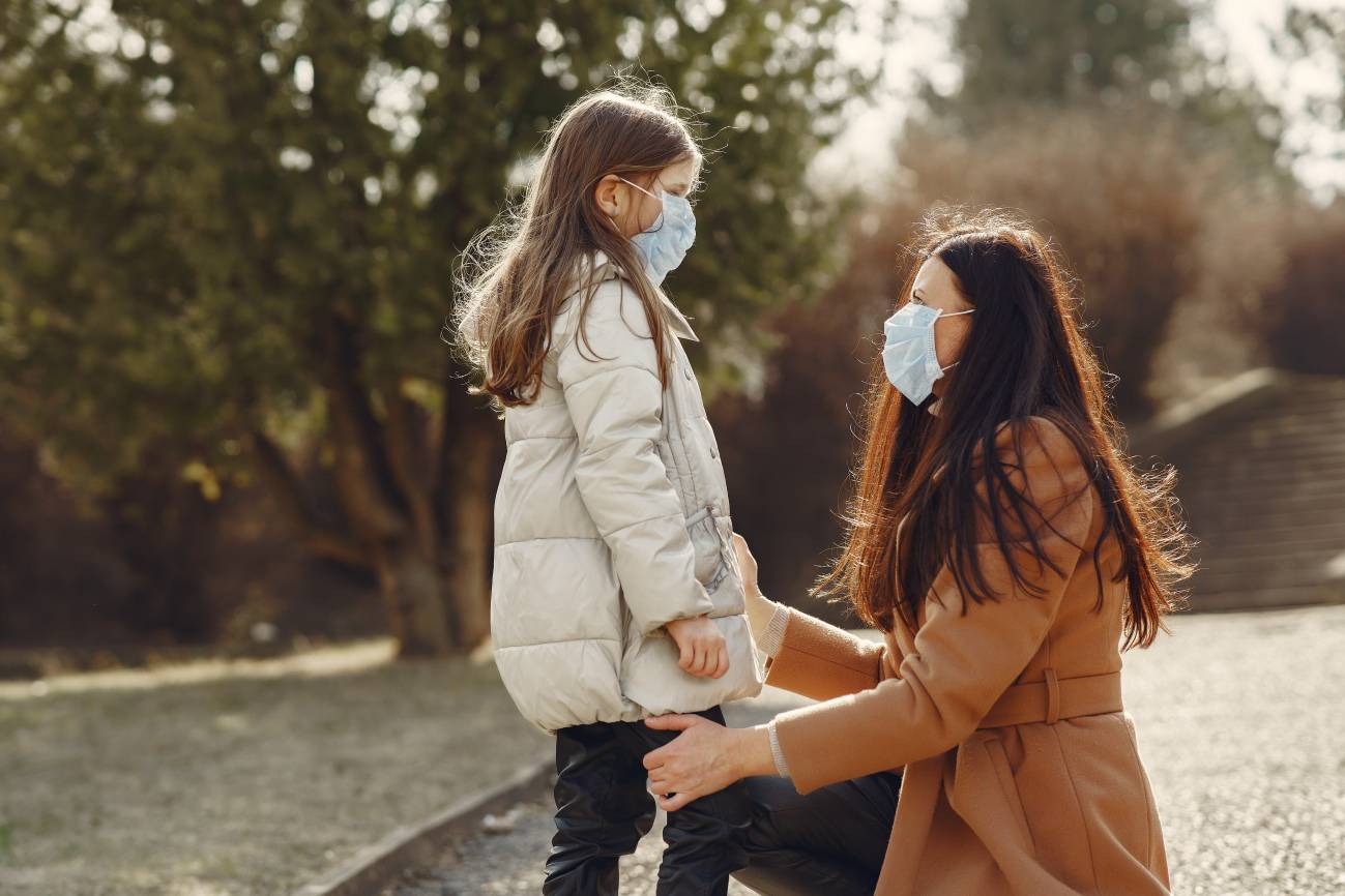 Lección tras la covid: los niños aprenden palabras aunque se les hable con mascarilla